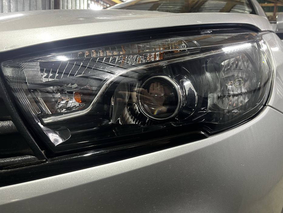 Продам передние фары на Lada Vesta