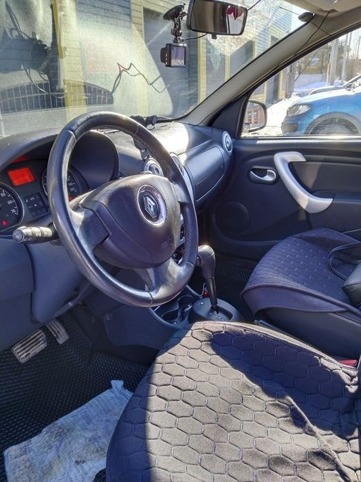 Продам автомобиль Рено Сандеро