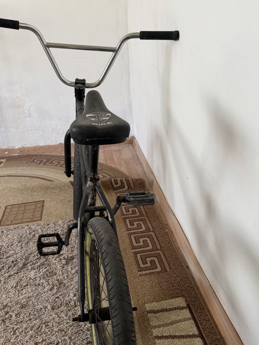 BMX черного цвета