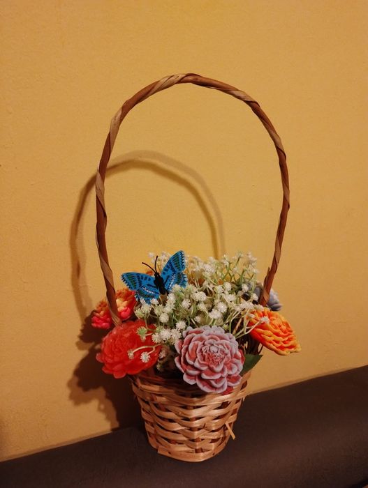 Цветя в кашпа изработени от сапунена база.