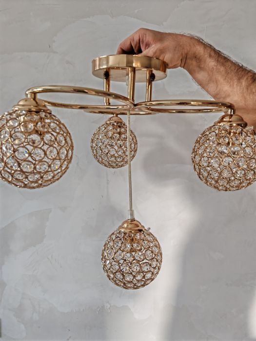 Продам потолочную люстру