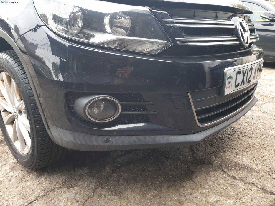 Bara Spoiler Fata cu Locas Senzori de Parcare cu Grile Proiectoare FARA Grila cu Emblema Volkswagen Tiguan FL Facelift 2011 - 2015 Culoare LC9X [K7787]