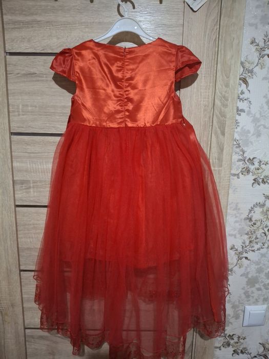 Детское платье  красного цвета