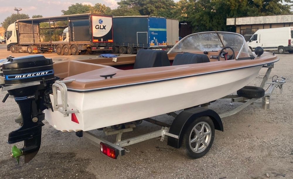 Моторна лодка 4,5 м.