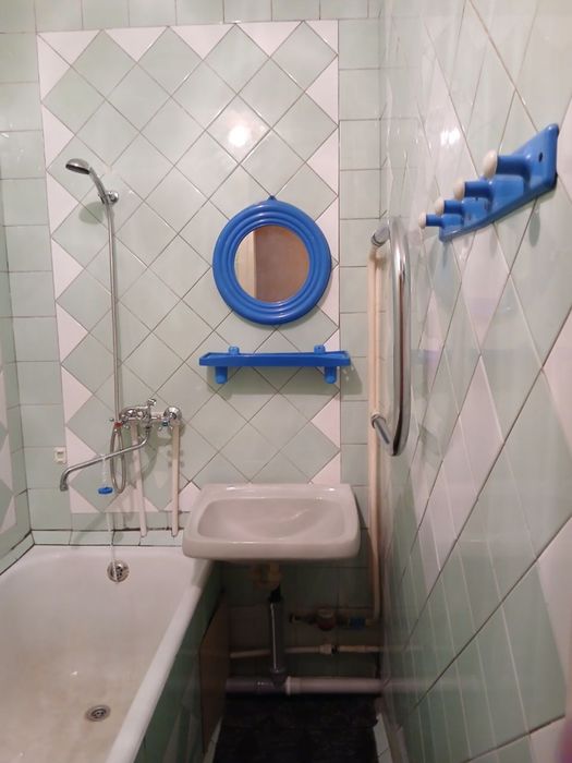 Сотувда дом  4 хона темир йул колледж якинида вокзал