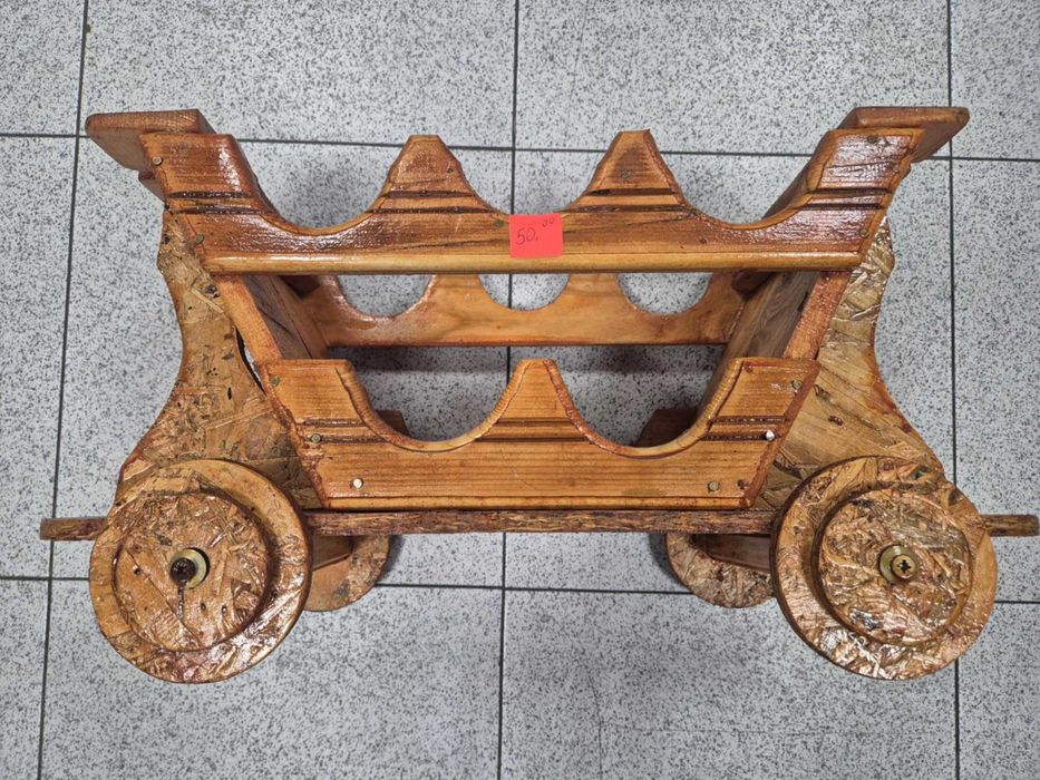 Продавам и изработвам дървени стойки за вино и ръчно написани табели