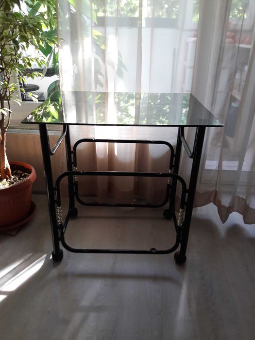 Продавам 2 броя холни маси