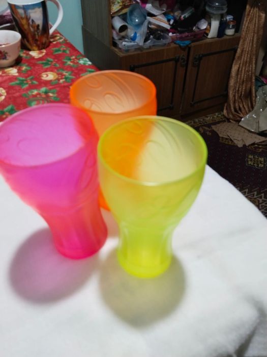 Бокалы кока-кола и пепси