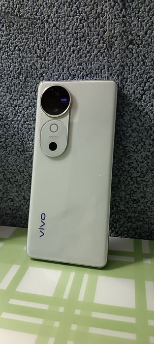 Vivo V40 (8/256 ГБ