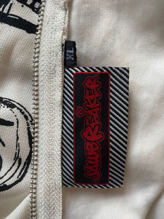 Дамски дрехи несъ носени