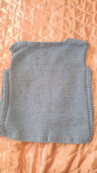 Продам вязаную жилетку детскую