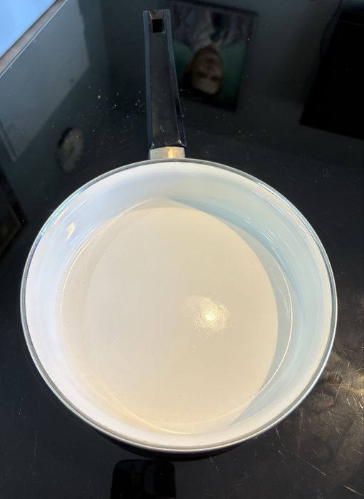 Соц едно времешен български емайлиран тиган