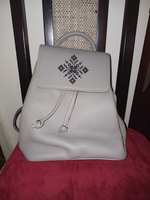 Rucsac Iutta Hawk din piele brodata, gri perla
