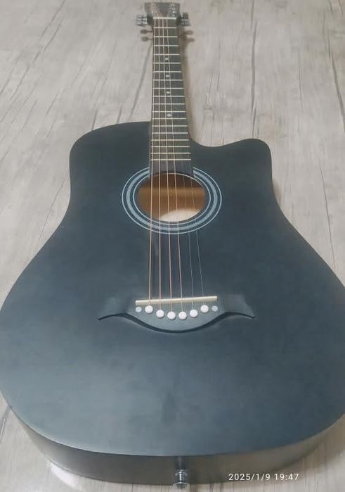 Srochna sotiladi akustik gitara. chehol  boshqa rasmdagilar bn sotilad