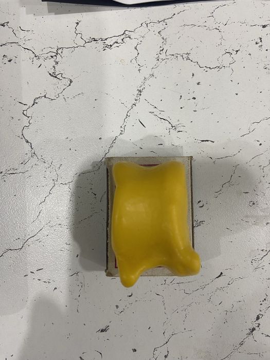 Ол жігіттің алдына аяғын жайып жіберді.