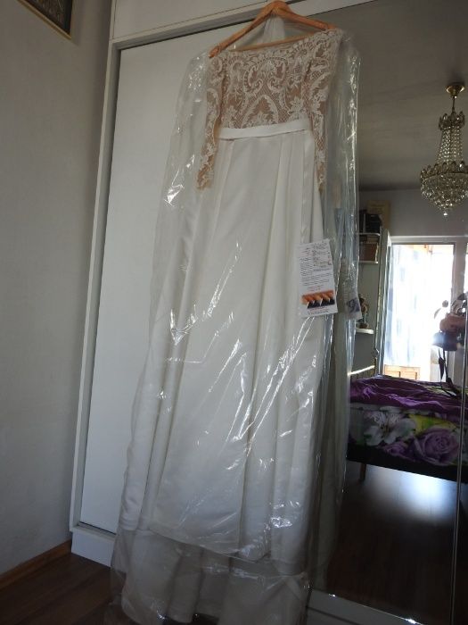 Vand rochie de mireasa, croi si material deosebit.