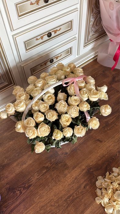 Цветы в корзине пышный