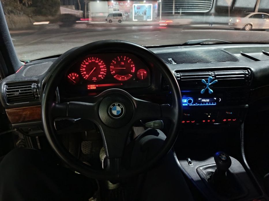 BMW E32 735i sotiladi