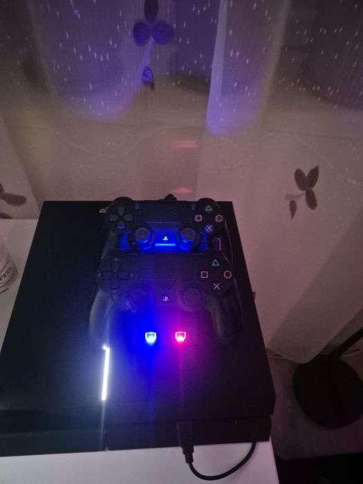 Playstation 4, cu 5 jocurii si 2 manete