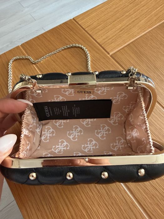 Черна чантичка guess оригинална