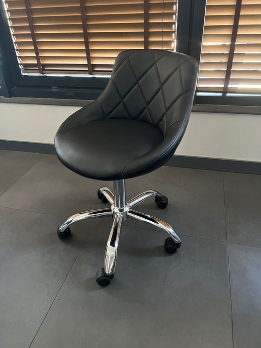 Черен стол на колелца Сохо (мостра) – 24м гаранция