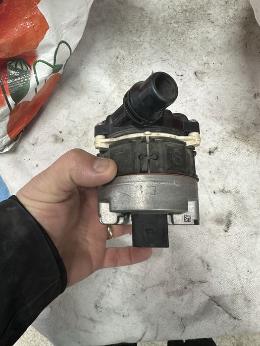 Pompă recirculare apă mercedes.