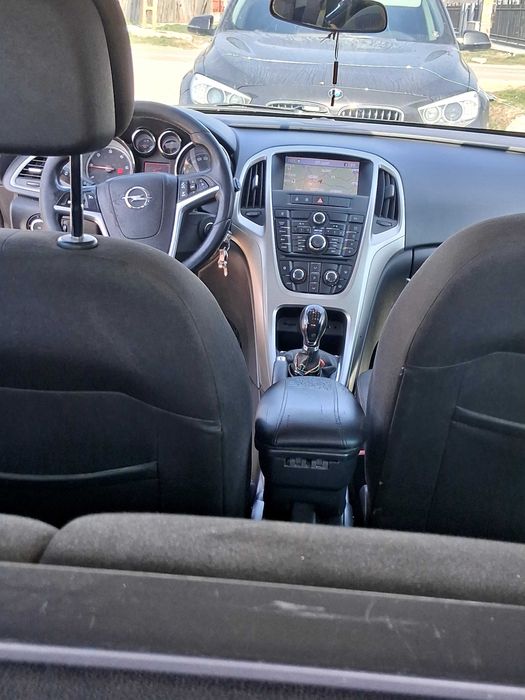 Opel  astra j anul 2012