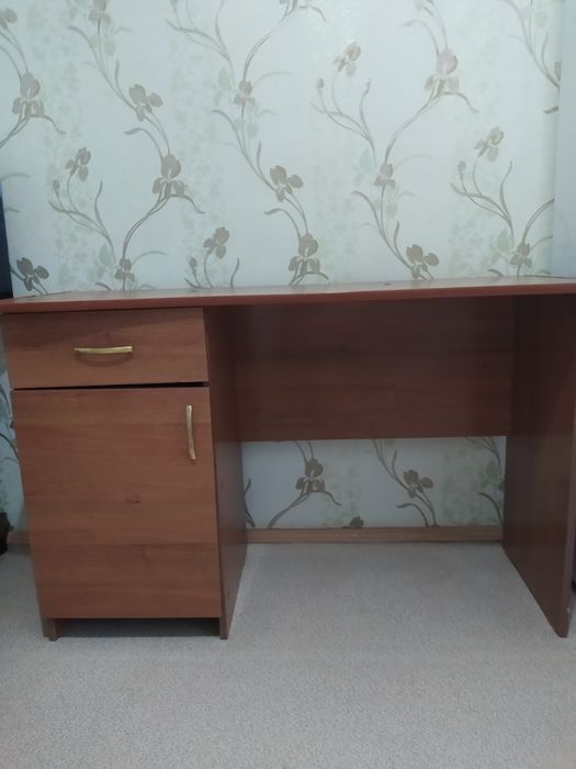 Компьютерный письменный стол.