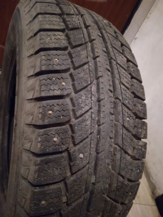 Продам две покрышек зимние