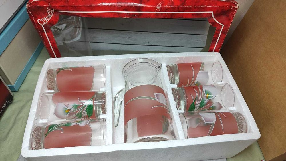 Графин со стаканами и Разная посуда