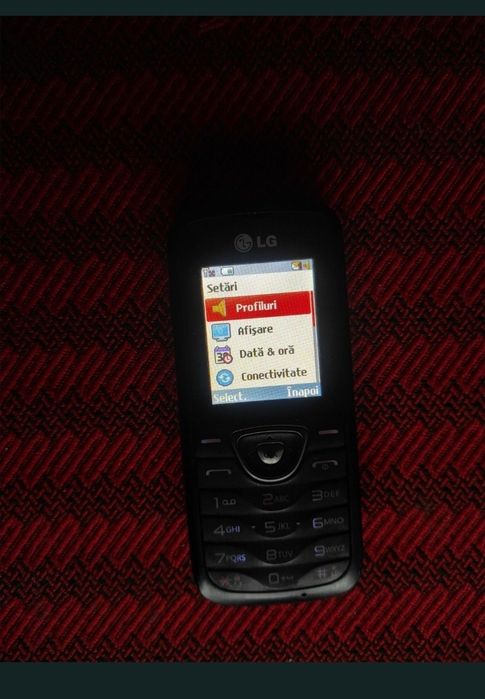 Telefon cu tastatură cu cameră foto video, foarte bine întreținut, arată foarte bine.