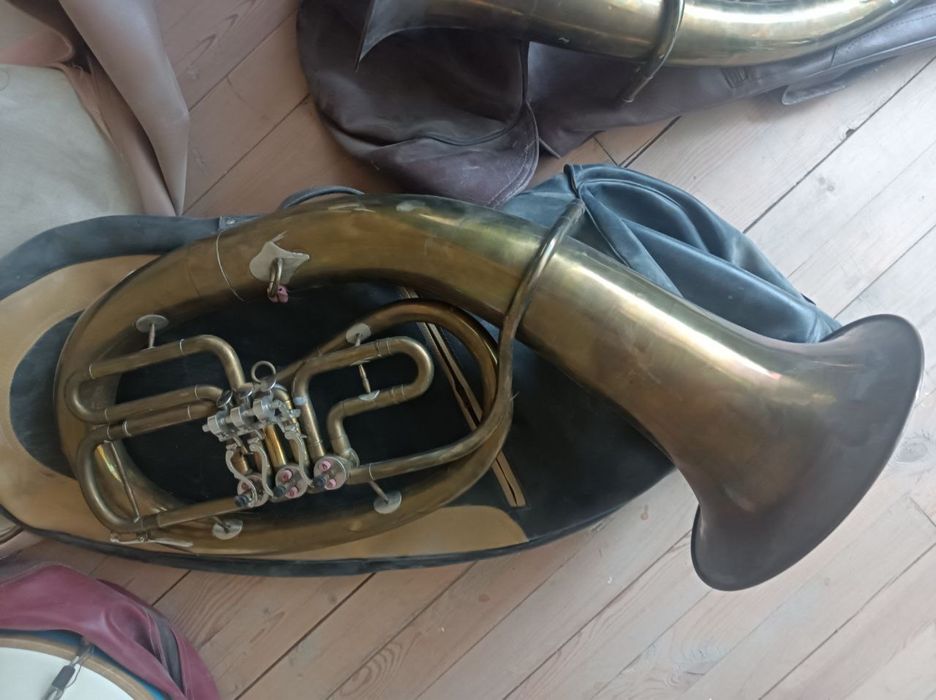 Духовые и ударные инструменты, туба и барабаны