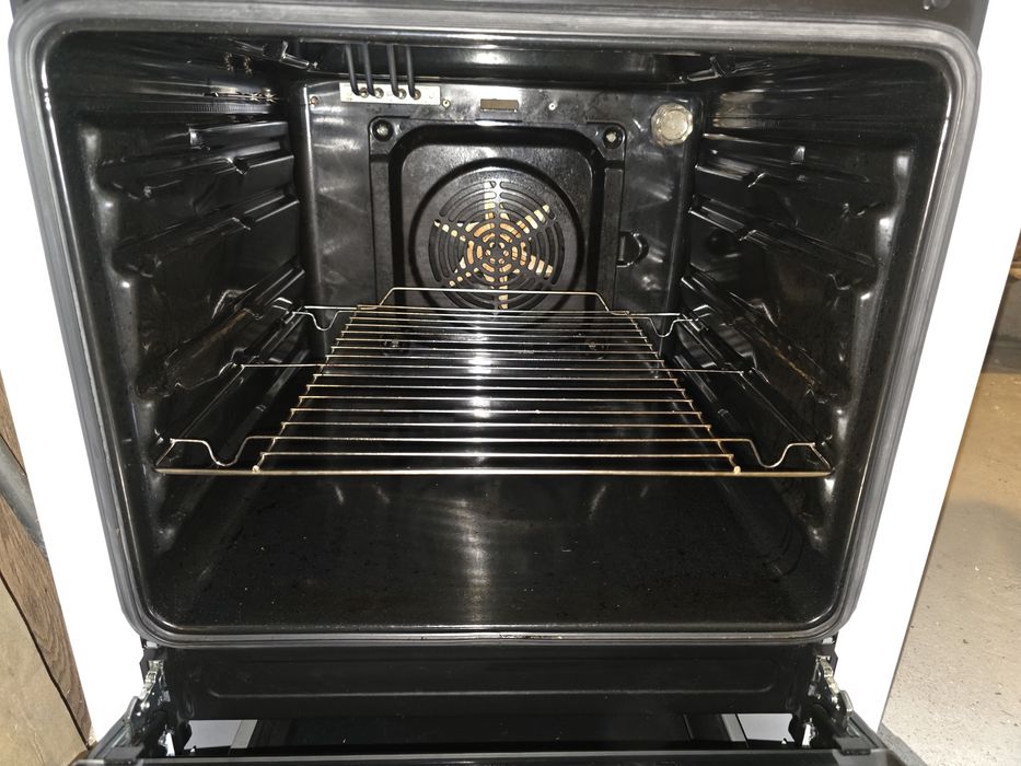 Продавам Фурна Amica