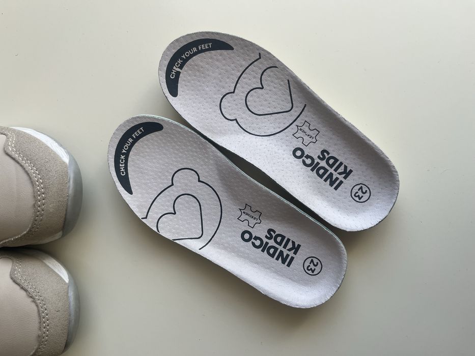 Продам детские кроссовки