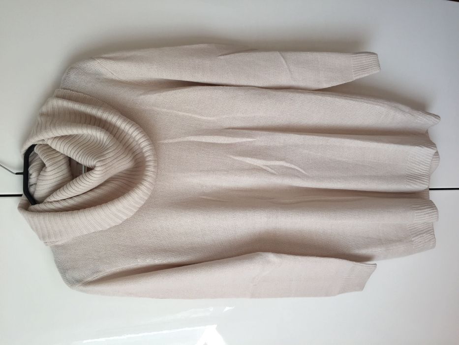 Pulover alb,lung, cu guler larg