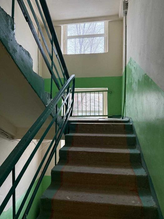 Продается 2 комнатная квартира на 8 микрорайоне.