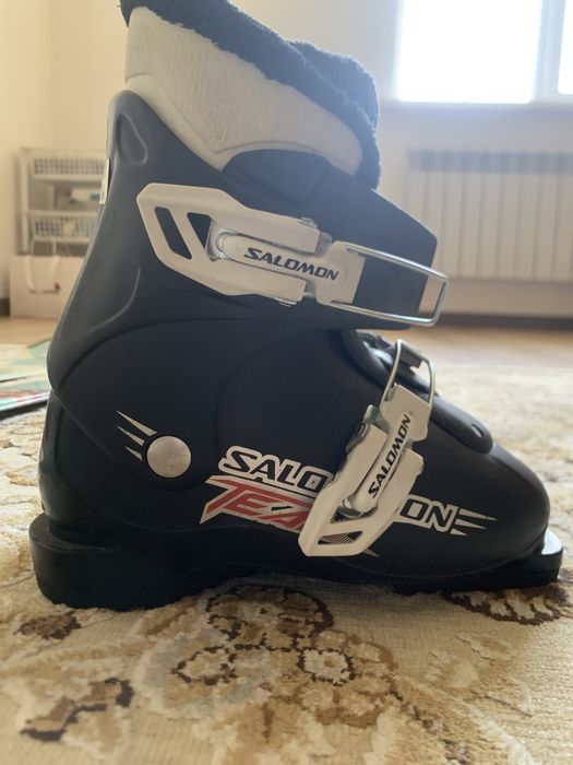 Лыжи и ботинки.