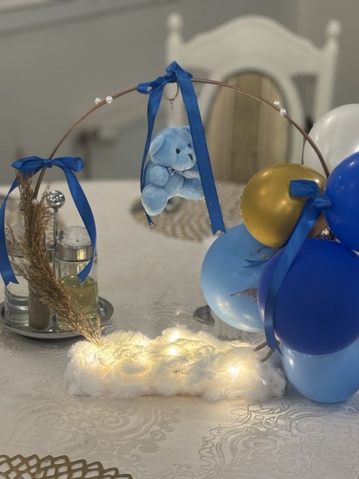 Arcadă baloane si aranjamente pe masă