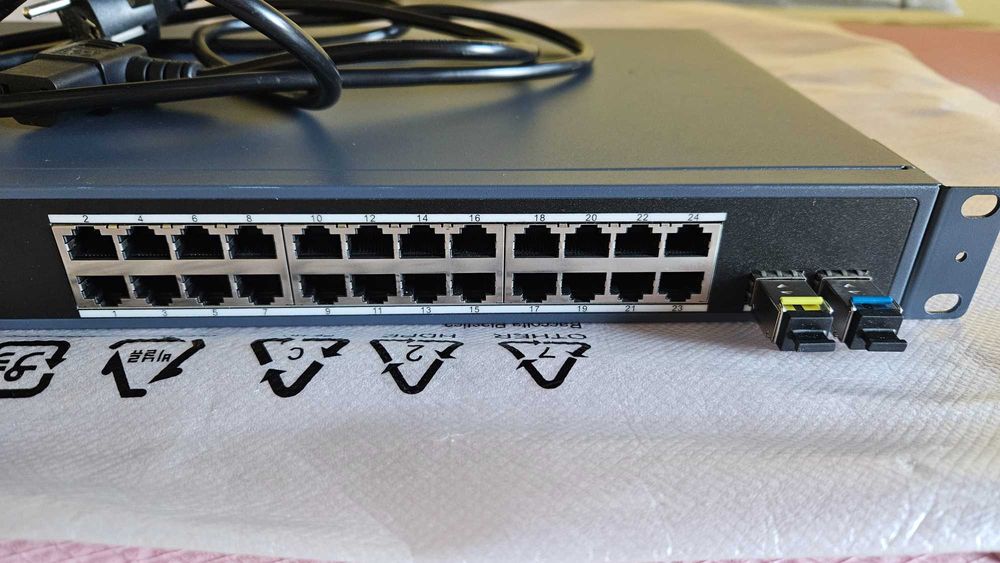 Switch POE Hikvision 24 porturi Hikvision DS-3E1526P-SI cu management