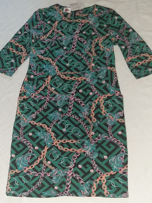 Rochie noua cu eticheta marimea 46.
Dim.lg.103 cm,lat.bust 50 cm x 2,t