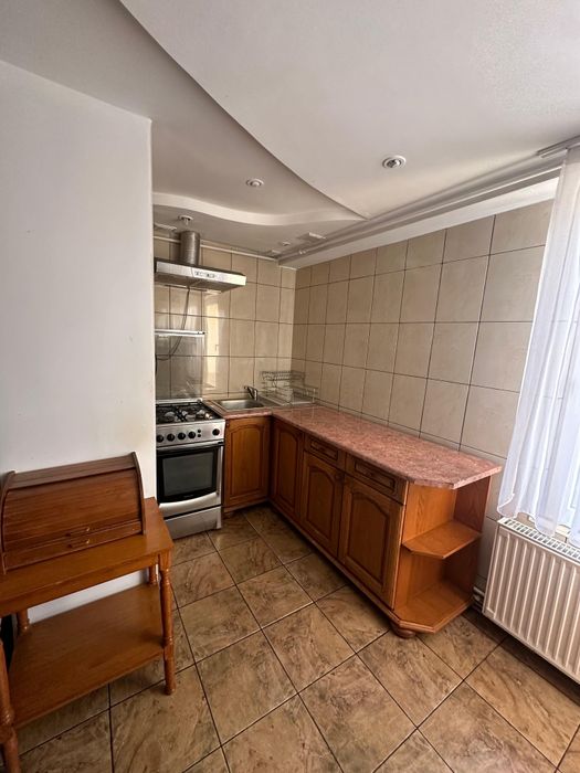 Apartament cu trei camere de inchiriat in cartierul Tudor.