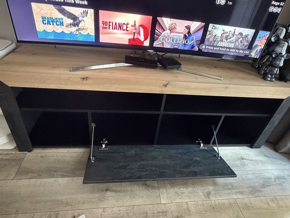 Продавам ТВ шкаф с размери 180 × 42 × 56,5 см.