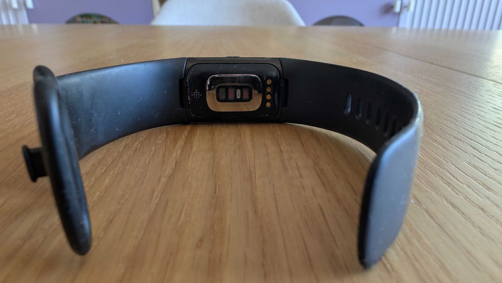 Fitbit Charge 6 фитнес тракер - използван, софтуерно блокиран