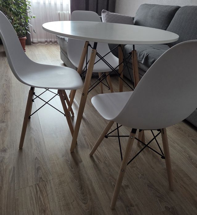 Продам обеденный стол и стулья