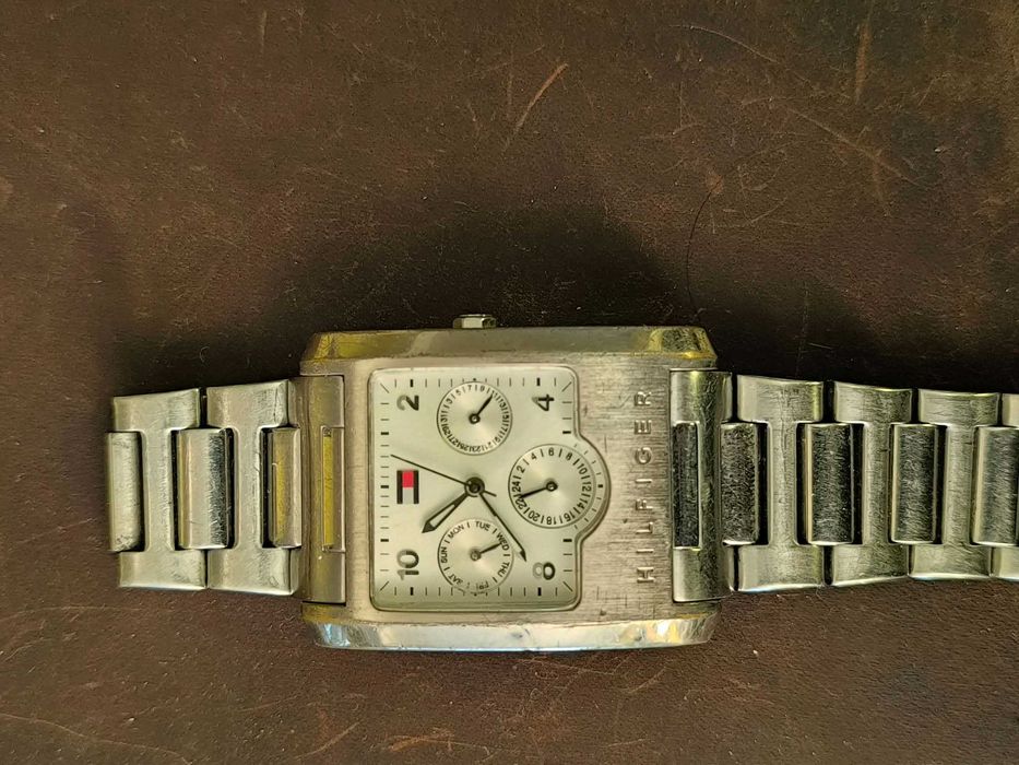 Часовник CASIO с кварцов механизъм.  Tommy Hilfiger