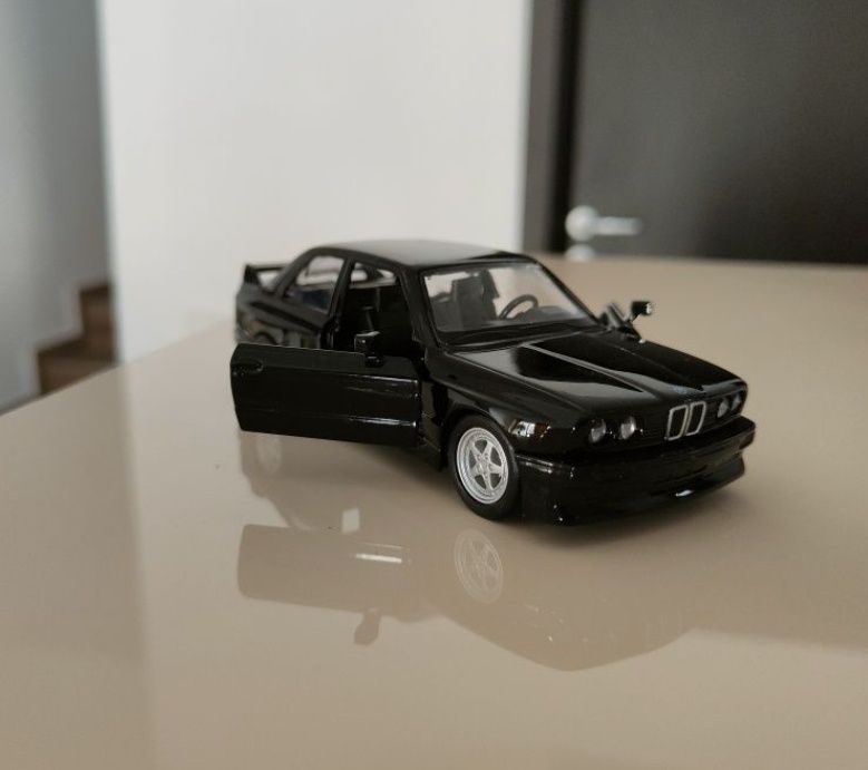 Macheta BMW M3 1987 BMW Ursuleț din aluminiu ( disponibil Negru sau Alb , preț fix pe bucata) 20cm lungime