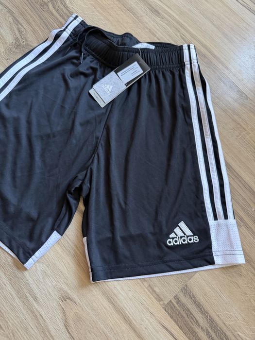 Оригинални нови  два цвята мъжки къси панталони Adidas ! XS