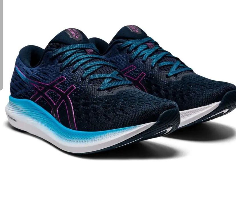 Продаются кроссовки женские