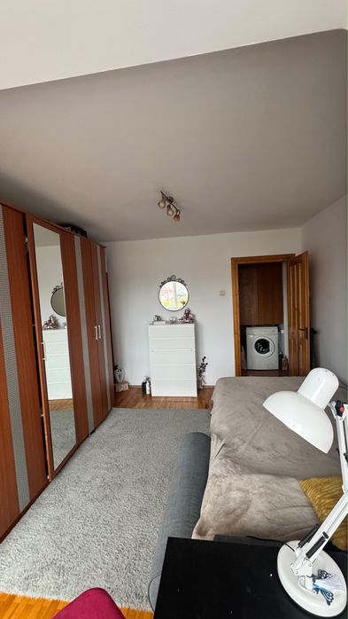 Inchiriez 2 camere decomandate, 50mp, parchet, gresie ,faianță , izolat,  centrala et 5 , 2 lifturi. Lângă statie, aproape de scoli, piata, Big