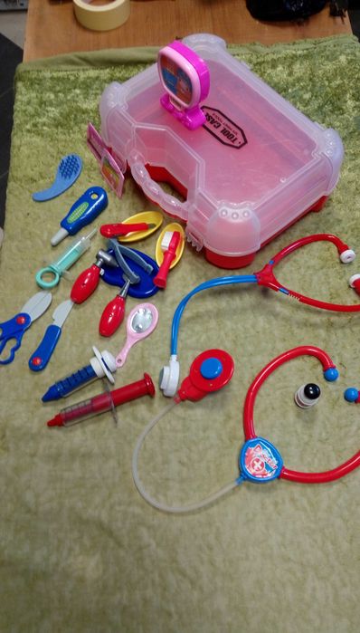 Играчки в кутия за ”чичо доктор” - медицински принадлежности